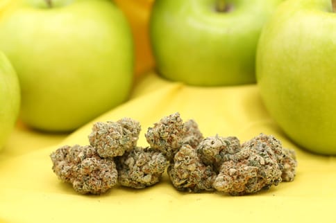 Flower | 3.5g | Hybrid | Moonshine Applejack