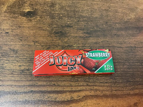Juicy Jays 1 1/4 Strawberry Papers