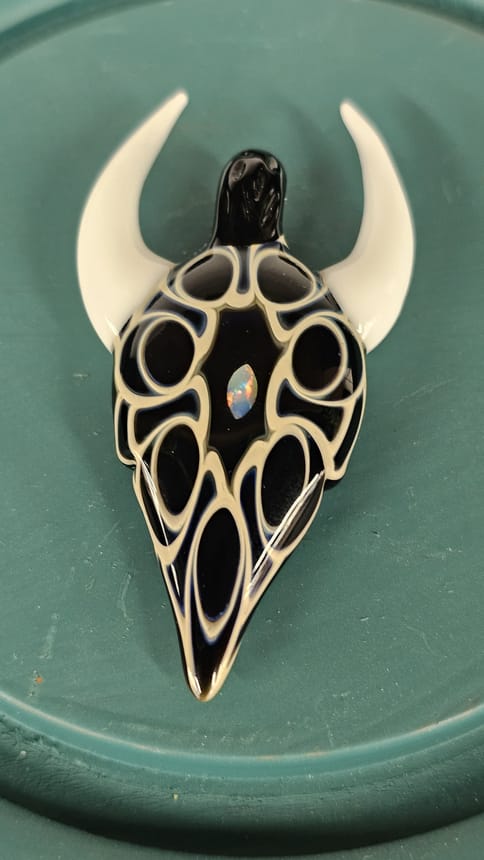 Hemlock x Mogli | Pendy | Black/White Skull Horns